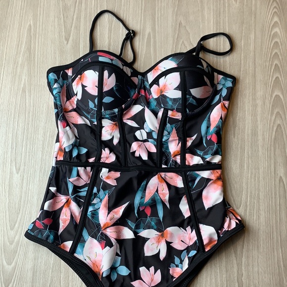 Floral one piece swimsuit - Picture 3 of 9